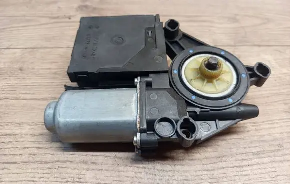 Volkswagen Touran I Front door window regulator motor 1T0959701E 1K0959793K 402027B
