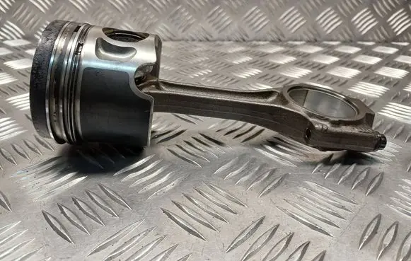Volkswagen PASSAT B6 Piston with connecting rod 19R0 038G