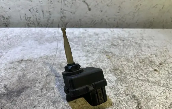 Headlight level adjustment motor