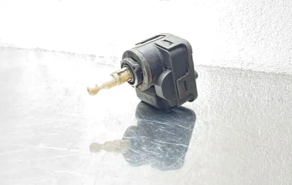 Opel Omega B1 Headlight level adjustment motor 00728230