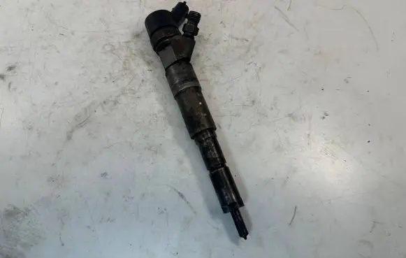 BMW 5 E39 Fuel injector 7785985 13537785985 0445110048