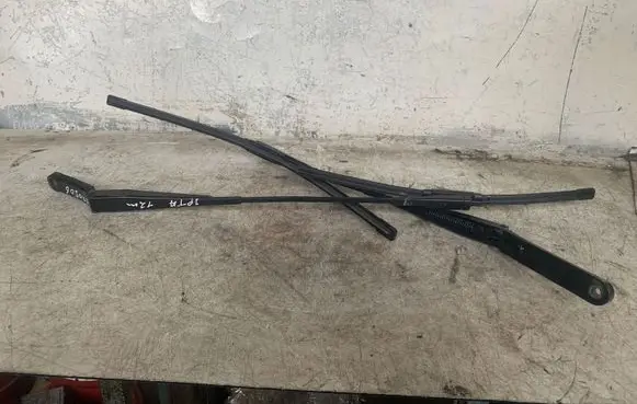Volkswagen Jetta VI Windshield/front glass wiper blade w000016309
