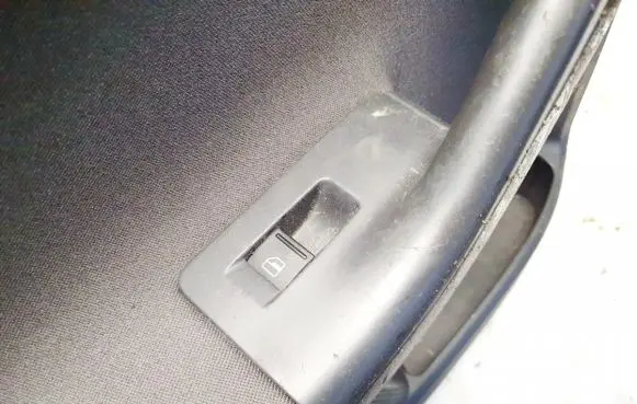 Volkswagen Golf V Electric window control switch