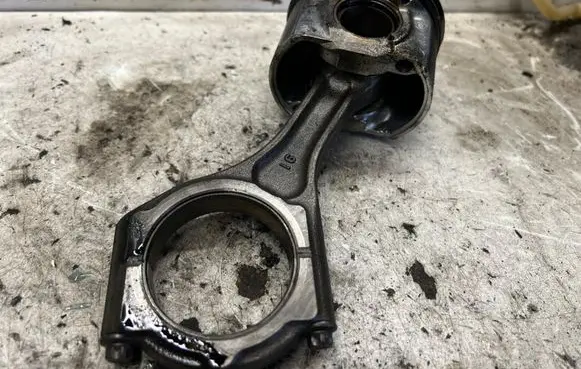 Subaru Outback Piston with connecting rod
