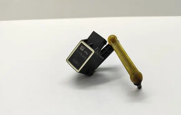 Headlight/headlamp level sensor