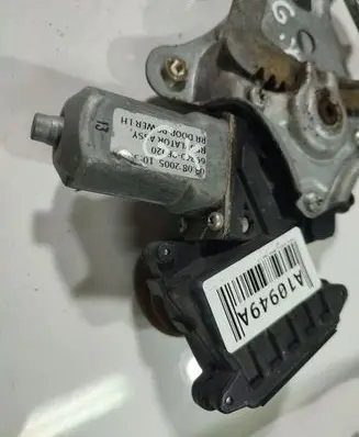 Toyota Corolla Verso AR10 Front door window regulator motor 69240CF120