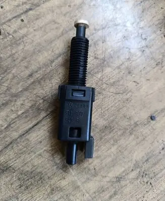 Volkswagen PASSAT B5.5 Brake pedal sensor switch 811907343b