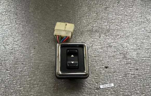 Mitsubishi Pajero Electric window control switch MB229740