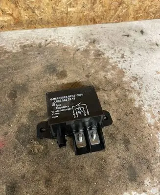 Mercedes-Benz C W204 Other relay A0035422619 V23132A2001X27
