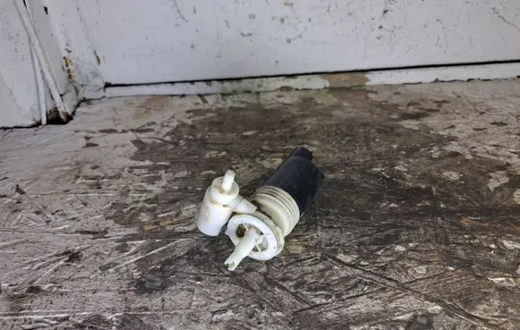 Chrysler Voyager Windscreen/windshield washer pump
