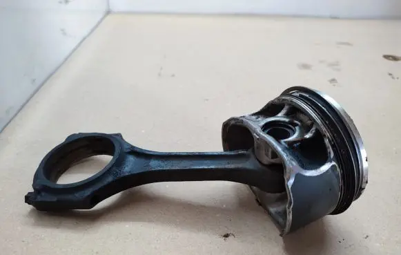 Mercedes-Benz C W205 Piston with connecting rod