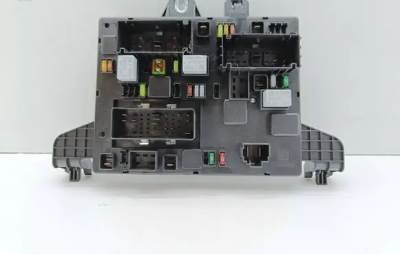 Opel Zafira C Fuse module 13449202
