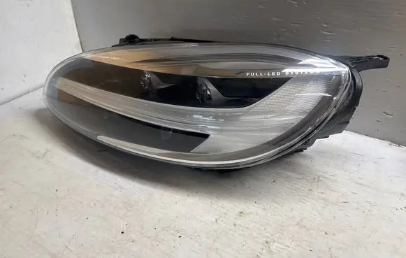 Volvo V40 Headlight/headlamp 31677022
