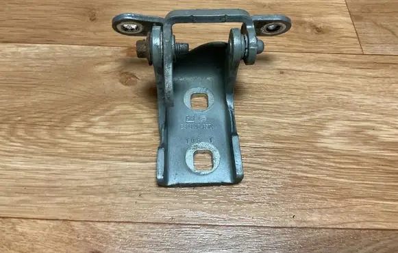 Opel Insignia A Front door upper hinge ES03A046574 1051