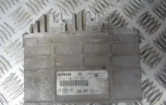 Volkswagen Golf III Engine control unit/module 3A0907311A 0261203591