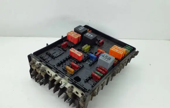 Volkswagen Touran I Fuse box set 1K0937124H 015345021