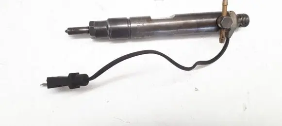 Volkswagen PASSAT B5 Fuel injector 028130201F