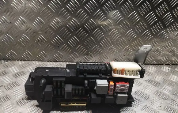 Mercedes-Benz C W204 Fuse box set 2049060805 A2049060805