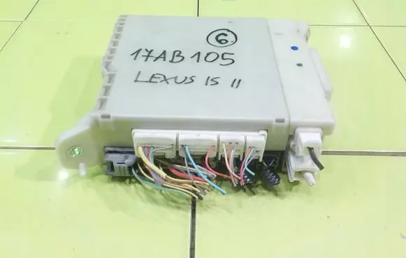 Lexus IS 220D-250-350 Fuse box set 8273053051 BEZPIECZNIKOW