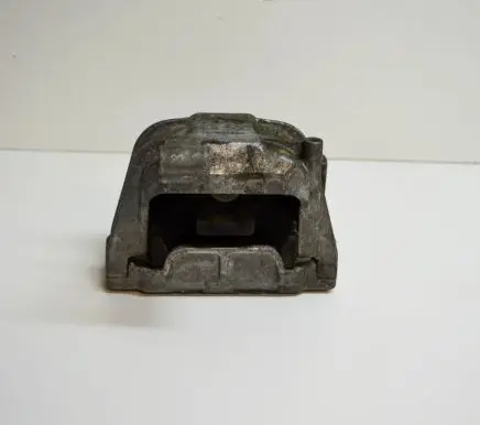 Volkswagen Tiguan Engine mount bracket 5N0199262D