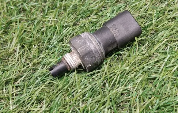 Mercedes-Benz E W211 Air conditioning (A/C) pressure sensor A2038300372