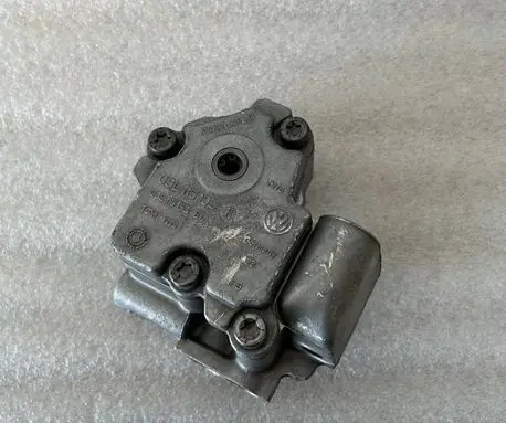 Volkswagen Amarok Oil pump 03L115105F