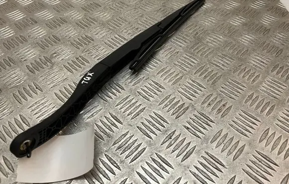 Rear wiper blade arm