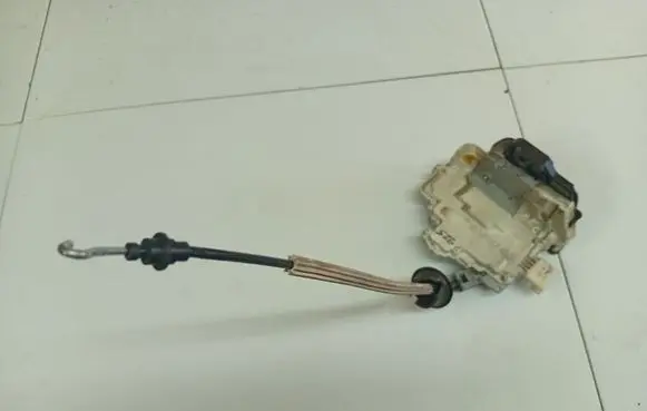 Audi A6 S6 C6 4F Front door lock 4F1837015