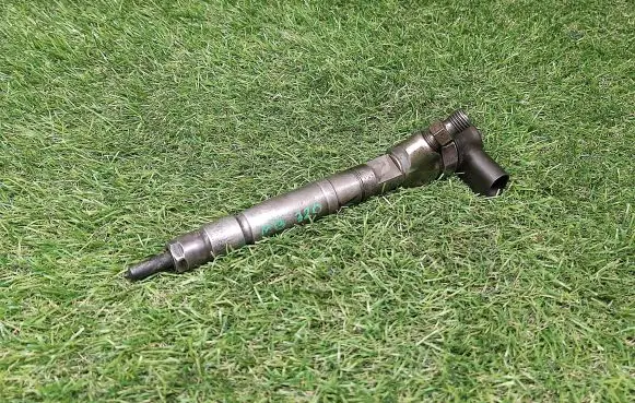 Mercedes-Benz E W211 Fuel injector 0445110096