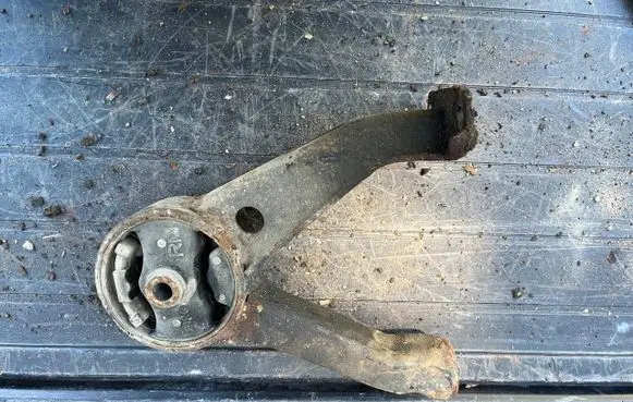 Mitsubishi Grandis Engine mount bracket