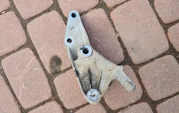Opel Astra J Engine mount bracket 13324497