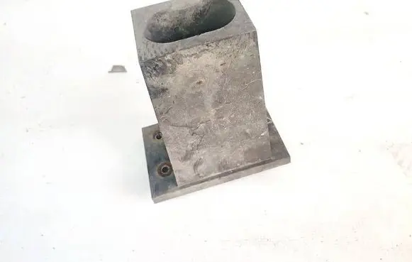 Front bumper mounting bracket