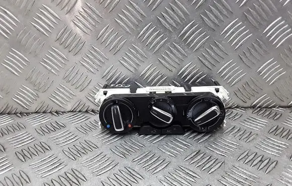Audi A1 Climate control unit 8X0820045A