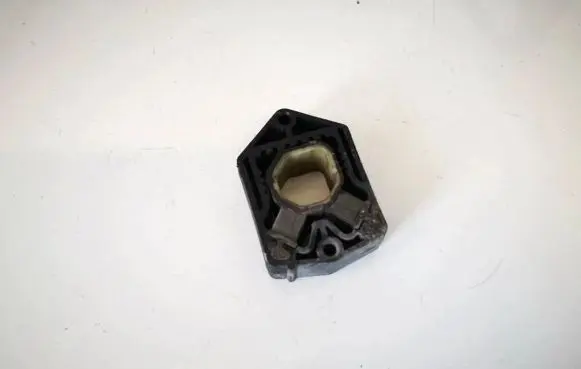 Skoda Yeti (5L) Radiator mount bracket 1z0121367