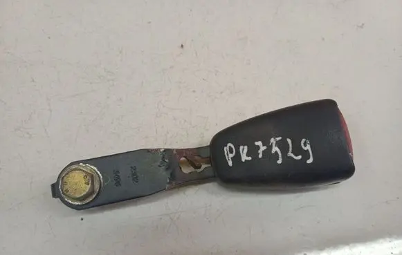 Front seatbelt buckle