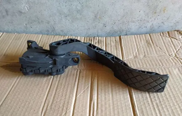 Volkswagen PASSAT B5.5 Accelerator throttle pedal 8D1271523 00777007