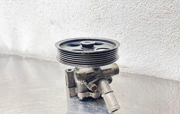 Opel Insignia A Power steering pump 55563329