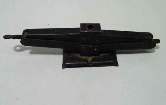 BMW M5 Spare wheel mounting bracket 