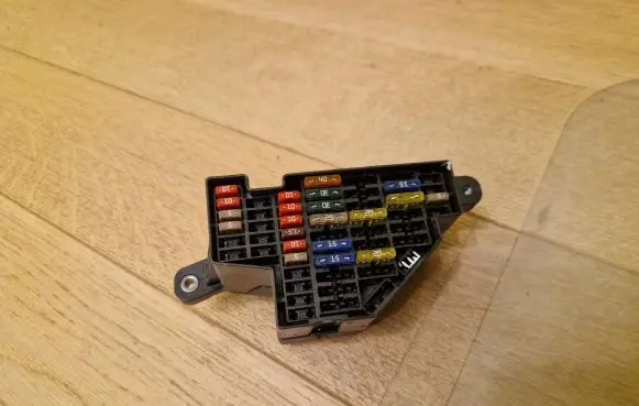 Volkswagen Scirocco Fuse module 08041103341