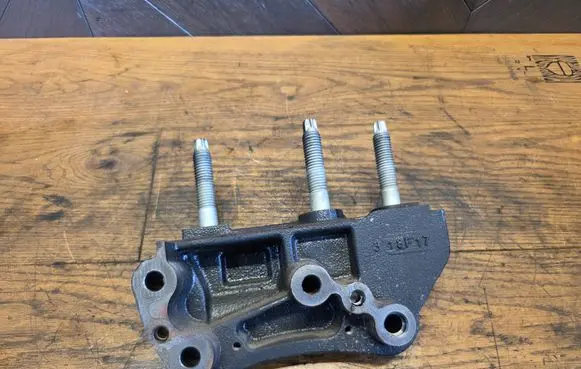 Engine mounting bracket