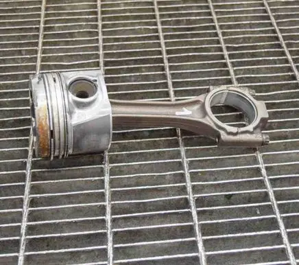 Skoda Octavia Mk2 (1Z) Piston 03L107065J 03L105401A