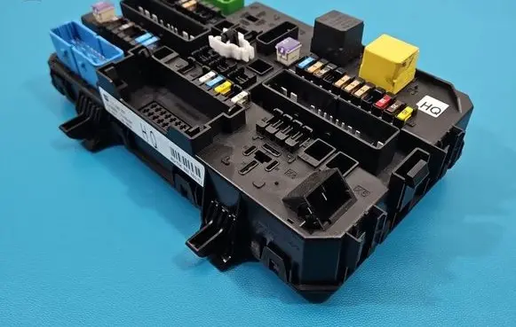 Opel Zafira B Fuse box set 13220831 IMPRK1550124