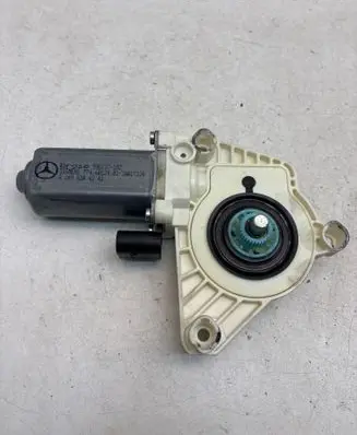 Mercedes-Benz A W169 Front door window regulator motor 996137102 A1698204242 30017320
