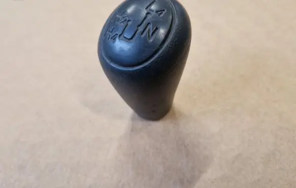 Toyota Hilux (AN10, AN20, AN30) Gear lever shifter trim leather/knob 