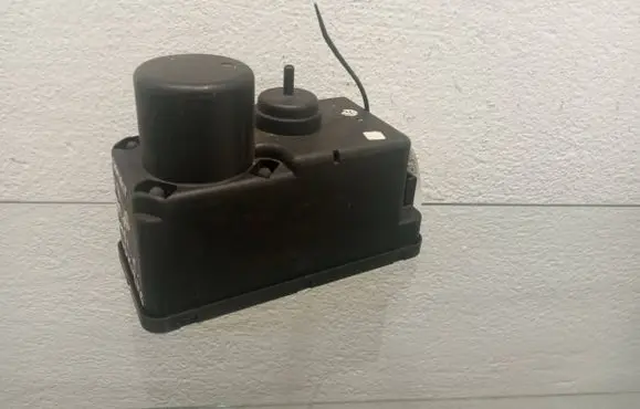 Volkswagen PASSAT B3 Central locking vacuum pump 357862257