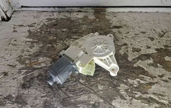 Mercedes-Benz C W204 Front door window regulator motor A2048200142 971219100 0130822503
