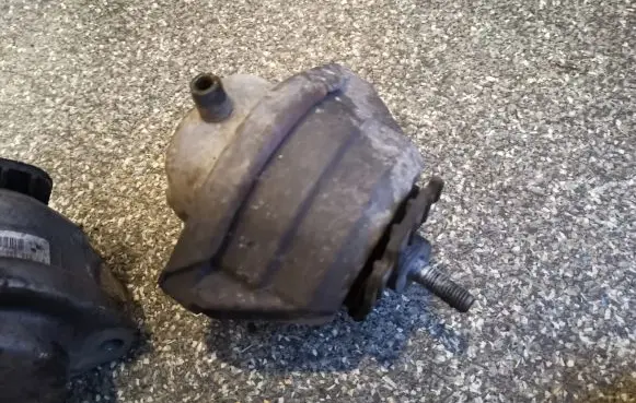 BMW 5 E60 E61 Engine mount bracket