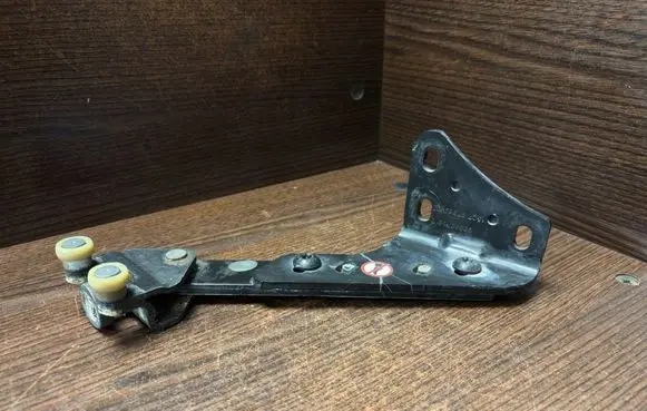 Toyota Proace Sliding door lower roller guide/hinge 98080758