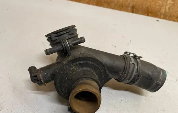 Mercedes-Benz E W212 Thermostat/thermostat housing A6512000615