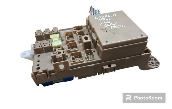 Toyota Corolla E120 E130 Fuse module 8264102040 MB2323008521